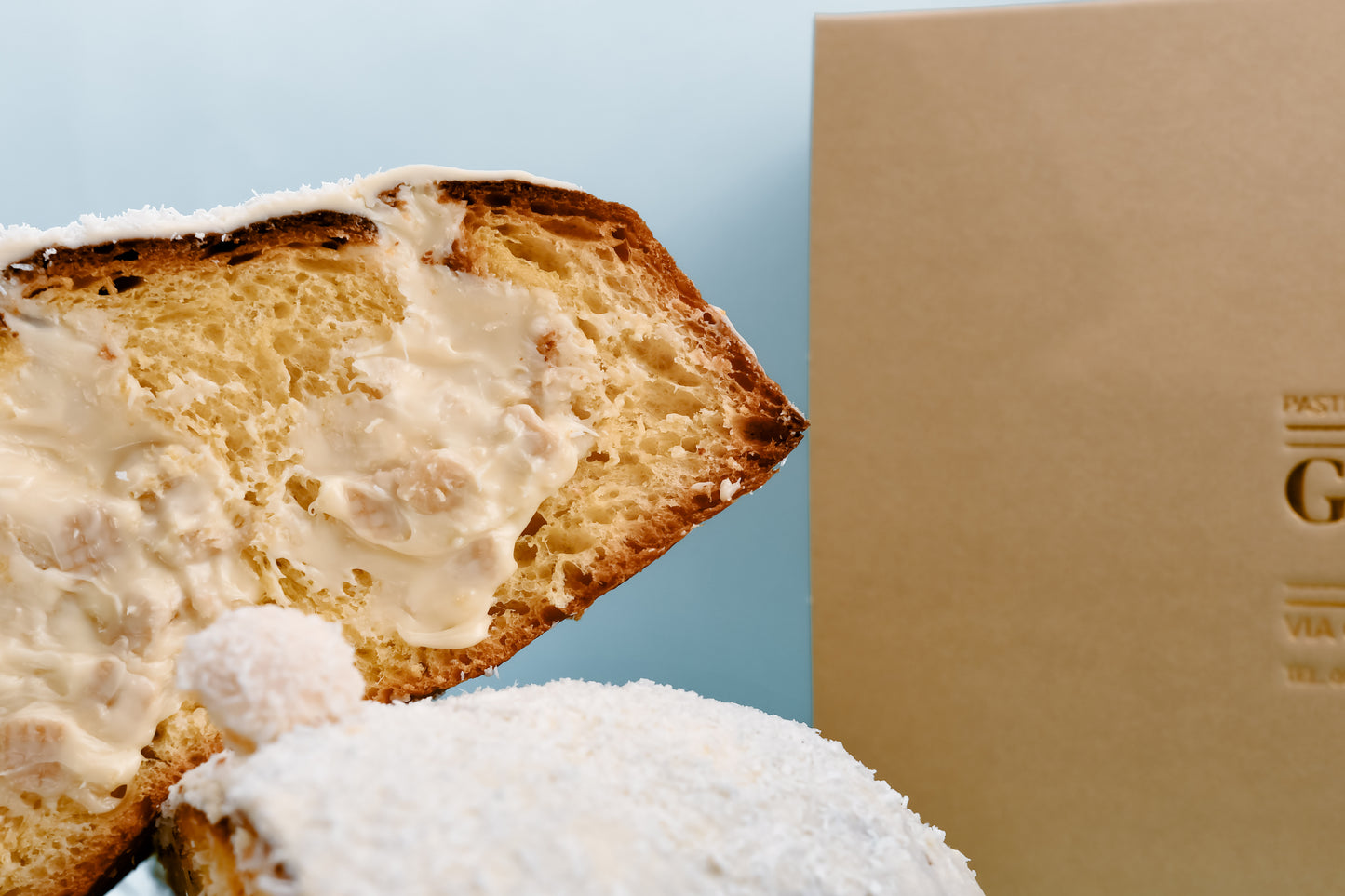 Colomba Raffaello farcita con crema al Cocco da 1.2kg